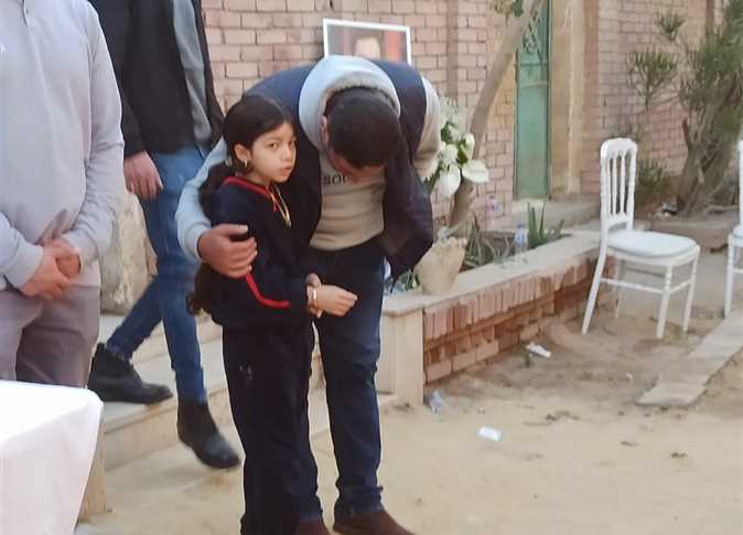 تعاطف الجمهور مع صغيرة حلمي بكر... ظهرت مع شقيقها لتلقي نظرة الوداع على والدها